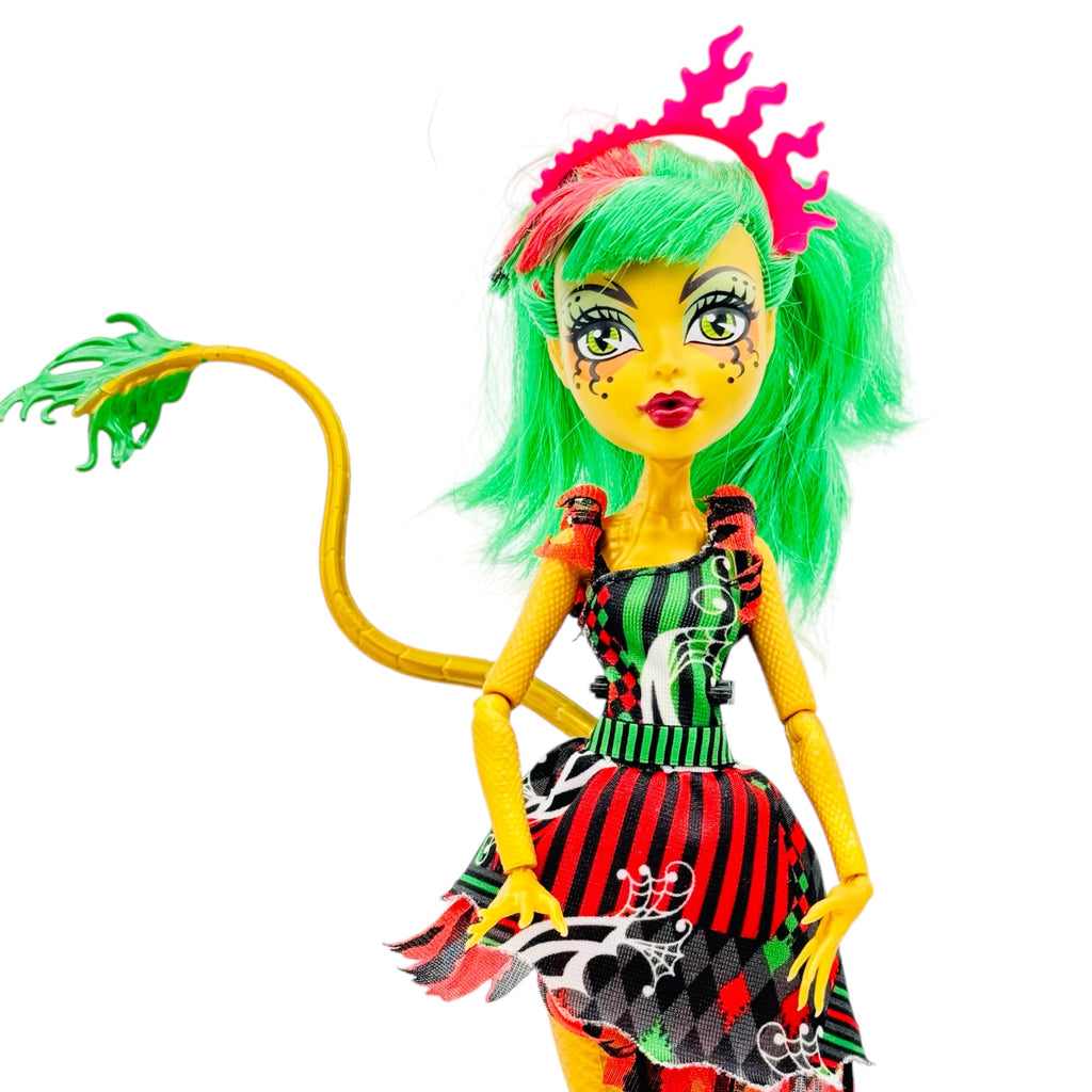 Monster High Freak du Chic JinaFire nukke ja teline