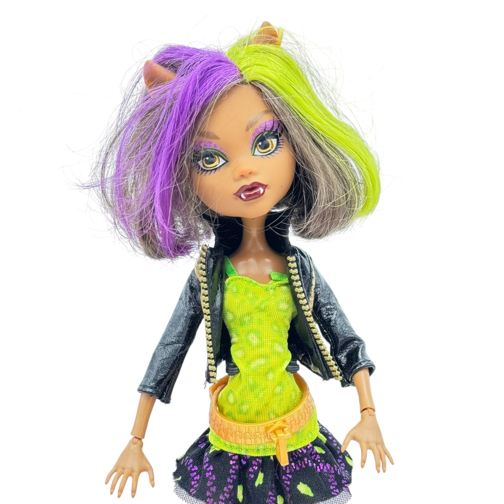 Monster High New Scaremester Clawdeen Wolf Fashion nukke ja teline